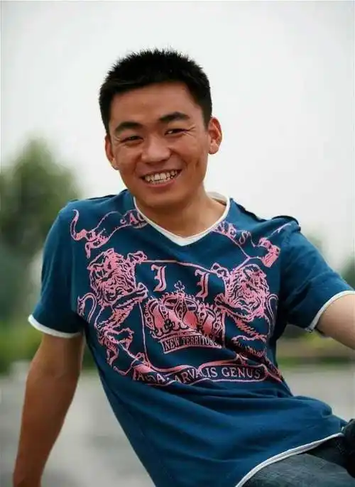 原创王宝强借钱交税和领金扫帚的第一人其实是个武林高手