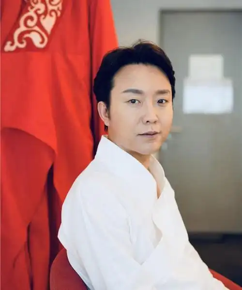 43岁李玉刚花絮曝光,穿军大衣裹成粽子,脸有淡纹难掩儒雅气质__财经