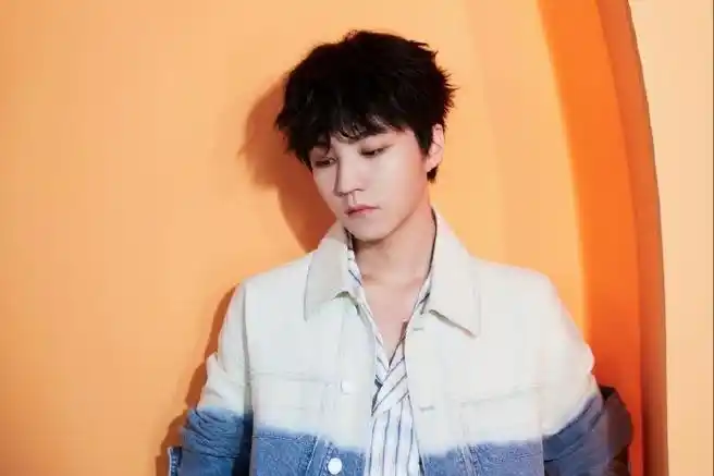 王俊凯拼色牛仔套装