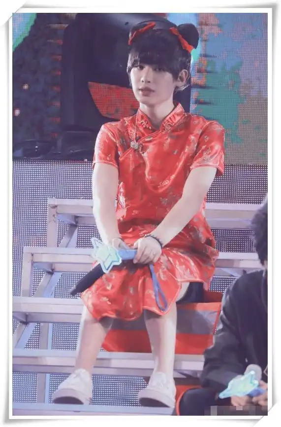 原创黄明昊真没浪费自己的精致脸换上旗袍扎上辫子竟比关晓彤还美