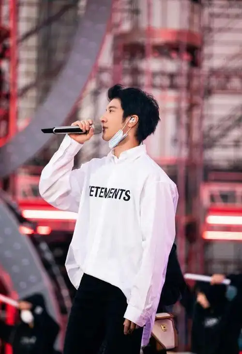 《长城》主题曲,高亮嗓音依旧惊艳,王力宏银丝西装贵气|穿搭|白衬衫