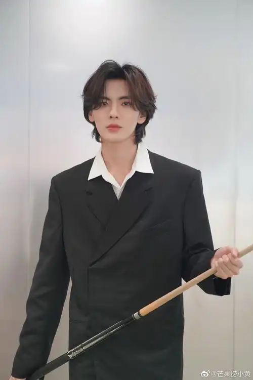 毕雯珺墨白双重身份##毕雯珺腹肌