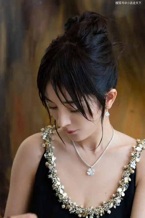 杨幂慵懒惬意灵动美艳写真