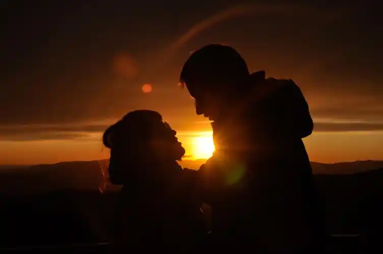 在时光的细流里,爱情轻轻铺展, 如同晨曦初露,温柔了岁月的脸庞.