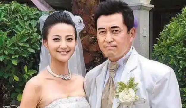 他是国家一级演员成名后出轨小16岁张歆艺又闪婚小15岁娇妻