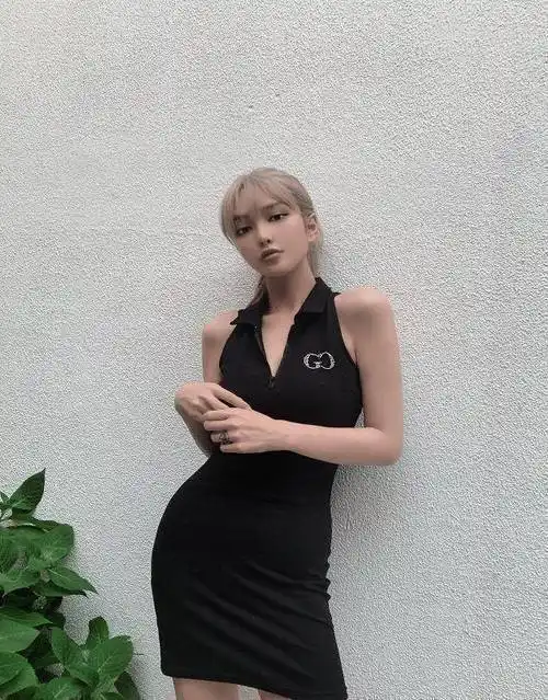 周扬青否认复合后晒照,穿"辣妹装"秀凹凸身材,终于明白小猪当年眼光