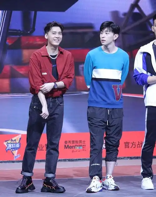 芳心收割机李易峰与邓伦罕见同框不尴尬颜值双在线难分上下