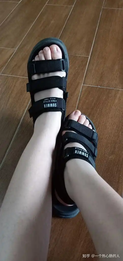 什么凉鞋配校服裤子好看?