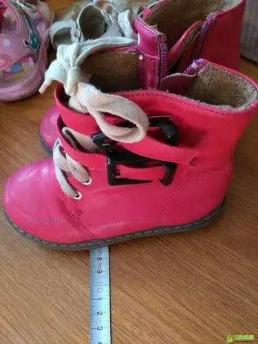 转小女孩的鞋子