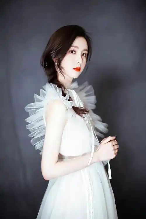 #陈都灵莲花楼粉衣侧颜路透#