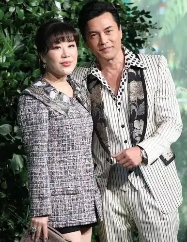 吕良伟小15岁老婆胖了,穿小香风外套身形圆润,富态气质挡不住