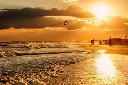 目的地布拉加美丽的风景,黑海海岸,海浪打破沙滩和阳光反射.