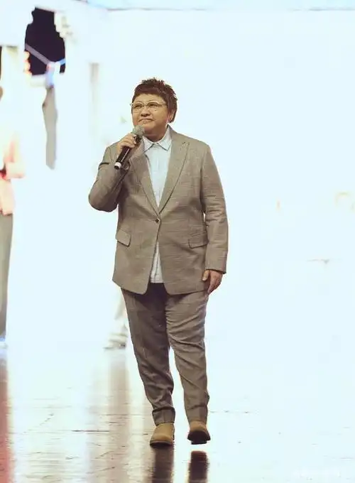 韩红低调返京,穿三色冲锋衣配仔裤低调时髦,巨型身姿很有安全感