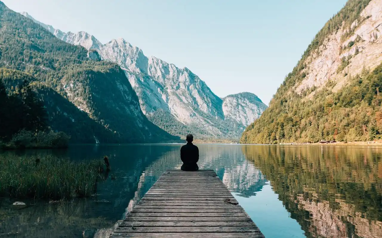男子一个人在路上的背影