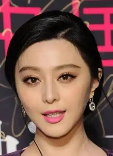 为了上镜好看,范冰冰不得不去医院矫正牙齿,可以明显看到矫正后的牙齿