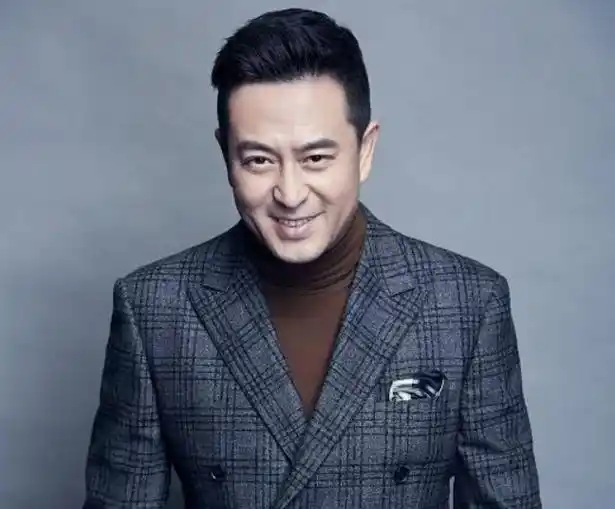 张嘉译与家人罕见同框!女儿胖乎乎和爸爸如复制,王海燕一脸素颜