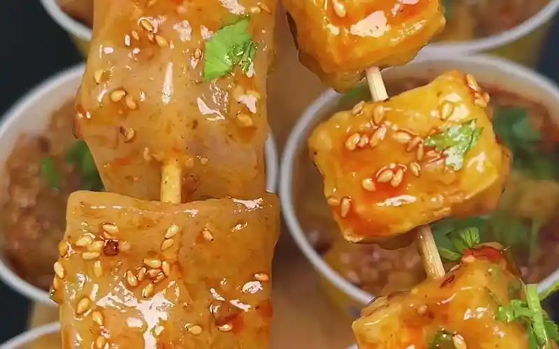 吃到嘴里满嘴都是爆汁感的油炸宽粉,配上臭豆腐,一口一个,太过瘾了