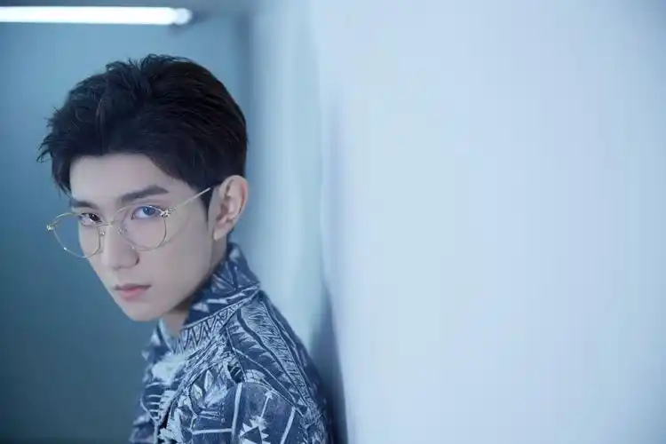 原创王源戴口罩晒自拍叮嘱粉丝回程做好防护措施并亲身做了示范