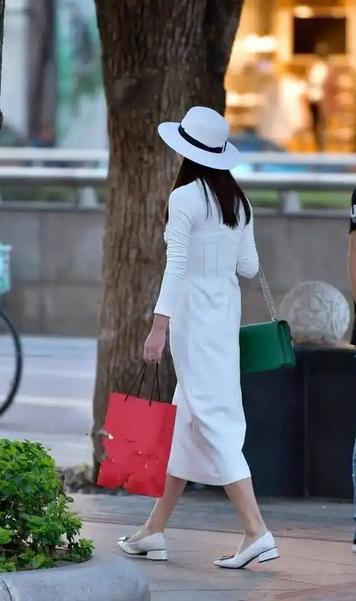 原创白色连衣裙搭配漆皮方头鞋头戴巴拿马帽精致感十足