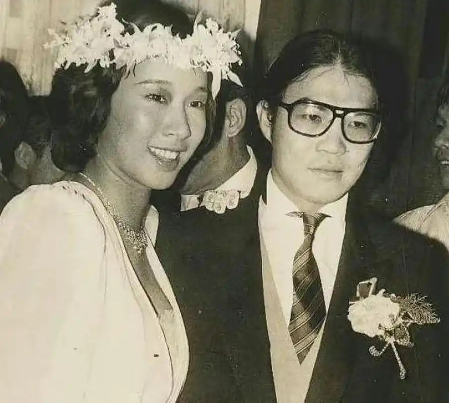 霍启刚的婚礼,朱玲玲作为母亲盛装出席.