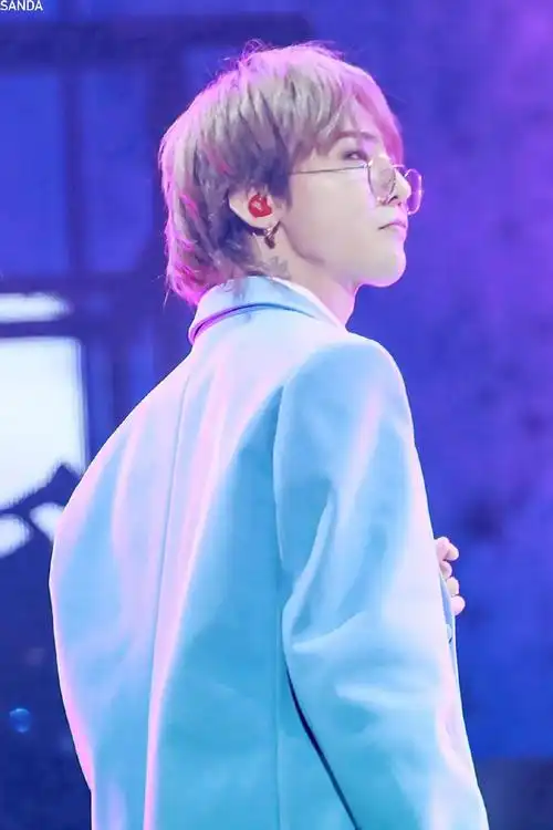 权志龙蓝色西装这简直让人欲罢不能帅爆了