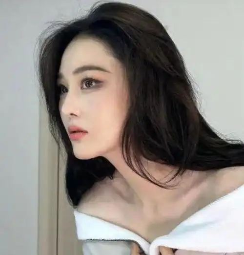 女演员张馨予最近在社交媒体上走红,她的体重达到了100斤.