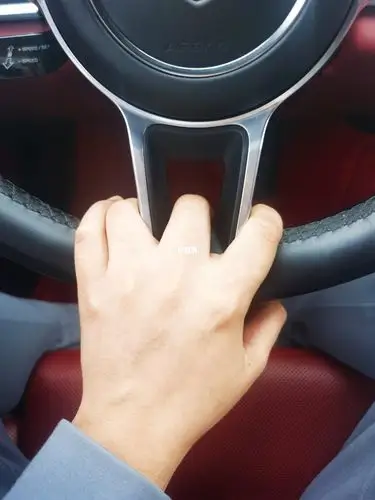 有没有也会这样握方向盘的