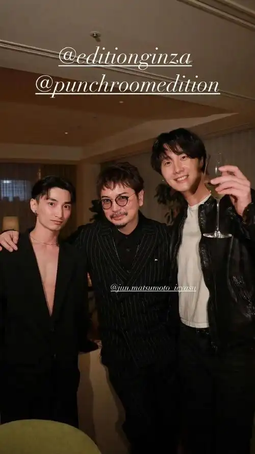 我估计大家和小in一样,怎么看也想不到中间这位略微发福的男子,竟然是