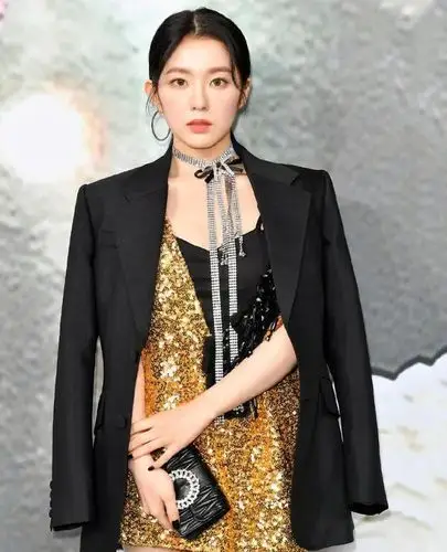 穿上西装的irene裴珠泫,酷帅又不失美艳,满满女神气质!