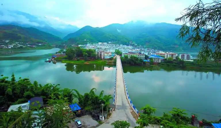 青山绿水环抱的盐边县渔门镇.  (盐边县委宣传部供图)