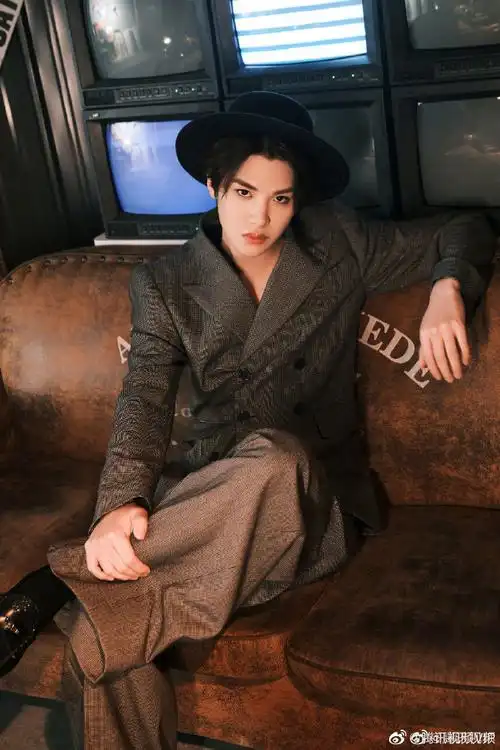 黄明昊超话#黄明昊说跨年夜复古一把#格纹西装黑色礼帽优雅尽显,踏入