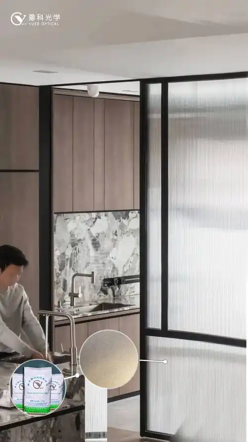 是不是很神奇就变成了朦胧不透明的蒙砂效果把干净的玻璃制品放入蒙砂