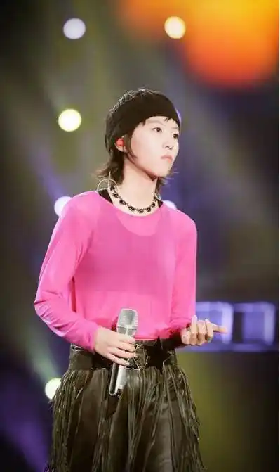 连帽卫衣配工装裤真惊艳,换个发型差点认不出_窦靖童_长发_风格