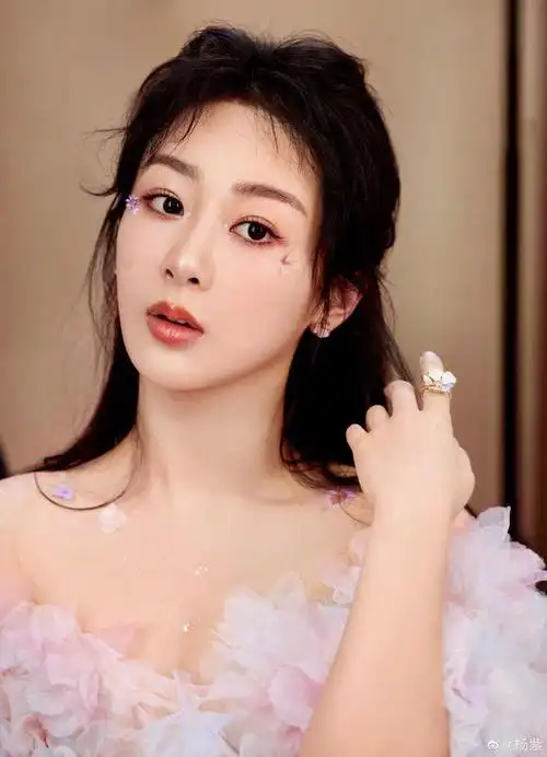 各大卫视2023跨年晚会女明星争芳斗艳你最性感