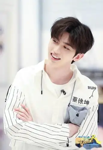 蔡徐坤《奔跑吧》高清剧照出炉 歪头甜笑的葵葵是吃可爱多长大的吧!