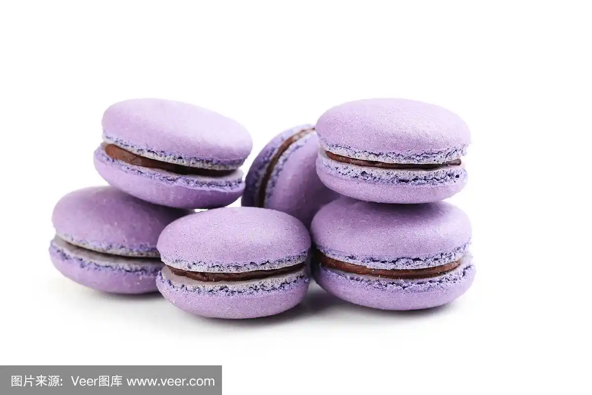美味的紫色马卡龙孤立在白色