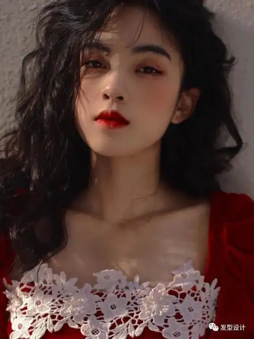 很复古,随意搭在脸颊旁,一侧的八字刘海烫卷,中发烫卷也很好看,中长发