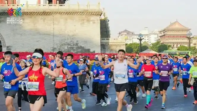 来自新疆的梁畅是第一次参加全程马拉松比赛,"过去我也来过西安,通过