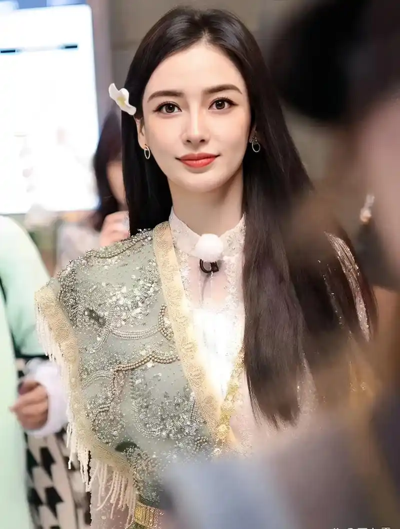 杨颖的跑男妆容看起来很泰国,氛围十足.