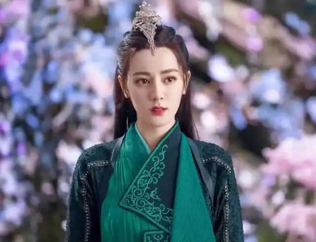 驭鲛记改编的古装奇幻神话电视剧《与君初相识》迪丽热巴演技在线