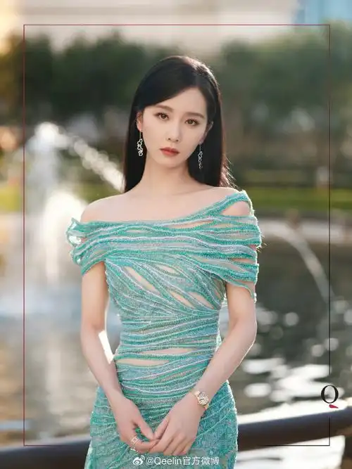 刘诗诗淡蓝色眼影##刘诗诗p了小狮子##刘诗诗送何蓝逗糕点