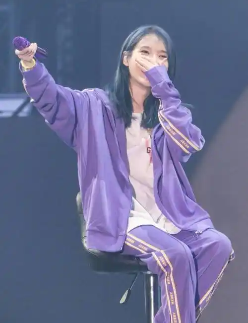 成套的卫衣套装是很简单休闲,但也是比较单调的穿法,iu这两套卫衣就很