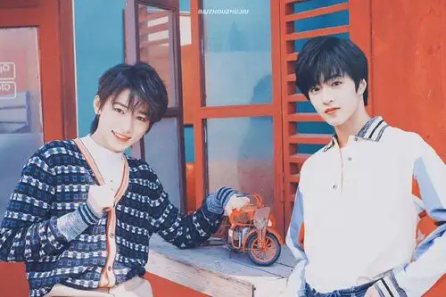 在阳光底下穿着老妈硬塞给自己的防晒衣更是汗流浃背的刘耀文,把手伸