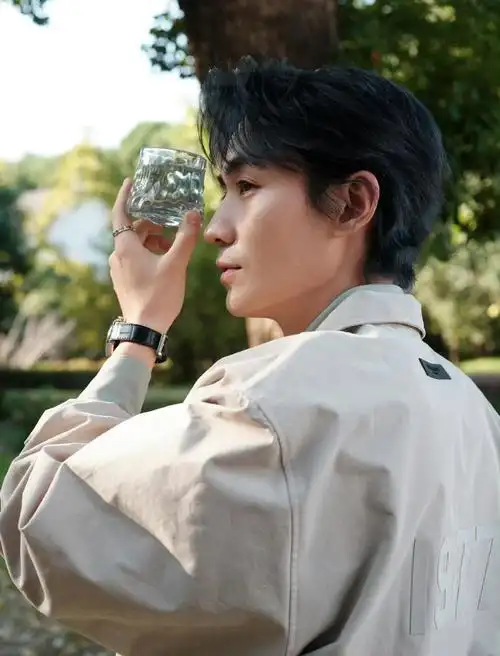 朱一龙十二月复古海报,真的好帅啊,侧脸状态好绝!