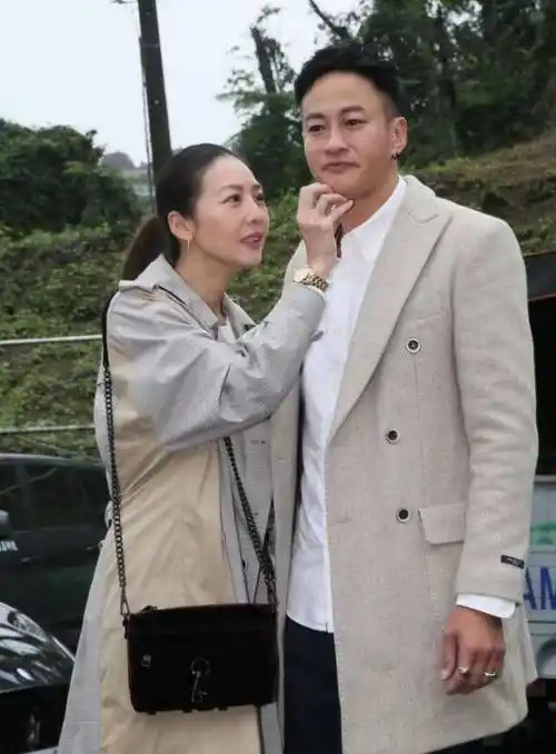 原创何润东的老婆林姵希太贴心低调又朴素的打扮高级大气美