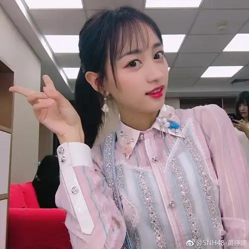 组图:黄婷婷任南京挑食团团长 公主范儿十足酷爱剪刀手_高清图集_新浪