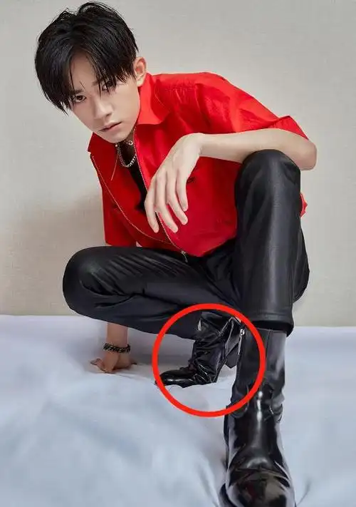 易烊千玺再次担任导师,除了专业点评,脚上鞋子的"高度"更抢镜|tfboys