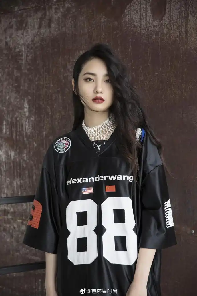 王可如最新穿搭曝光,黑色oversize t恤衫搭配亮色运动鞋,满满清爽运动