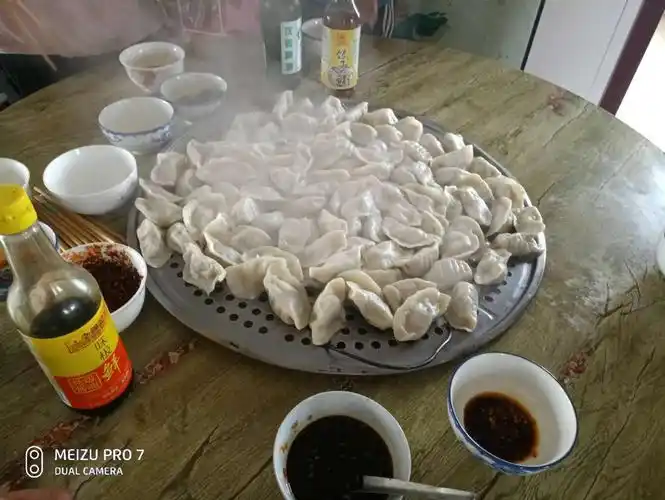 中秋佳节家人在一起吃饺子.