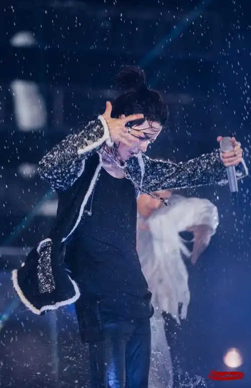 uniq-王一博 20191231 湖南卫视跨年 《无感》水舞台